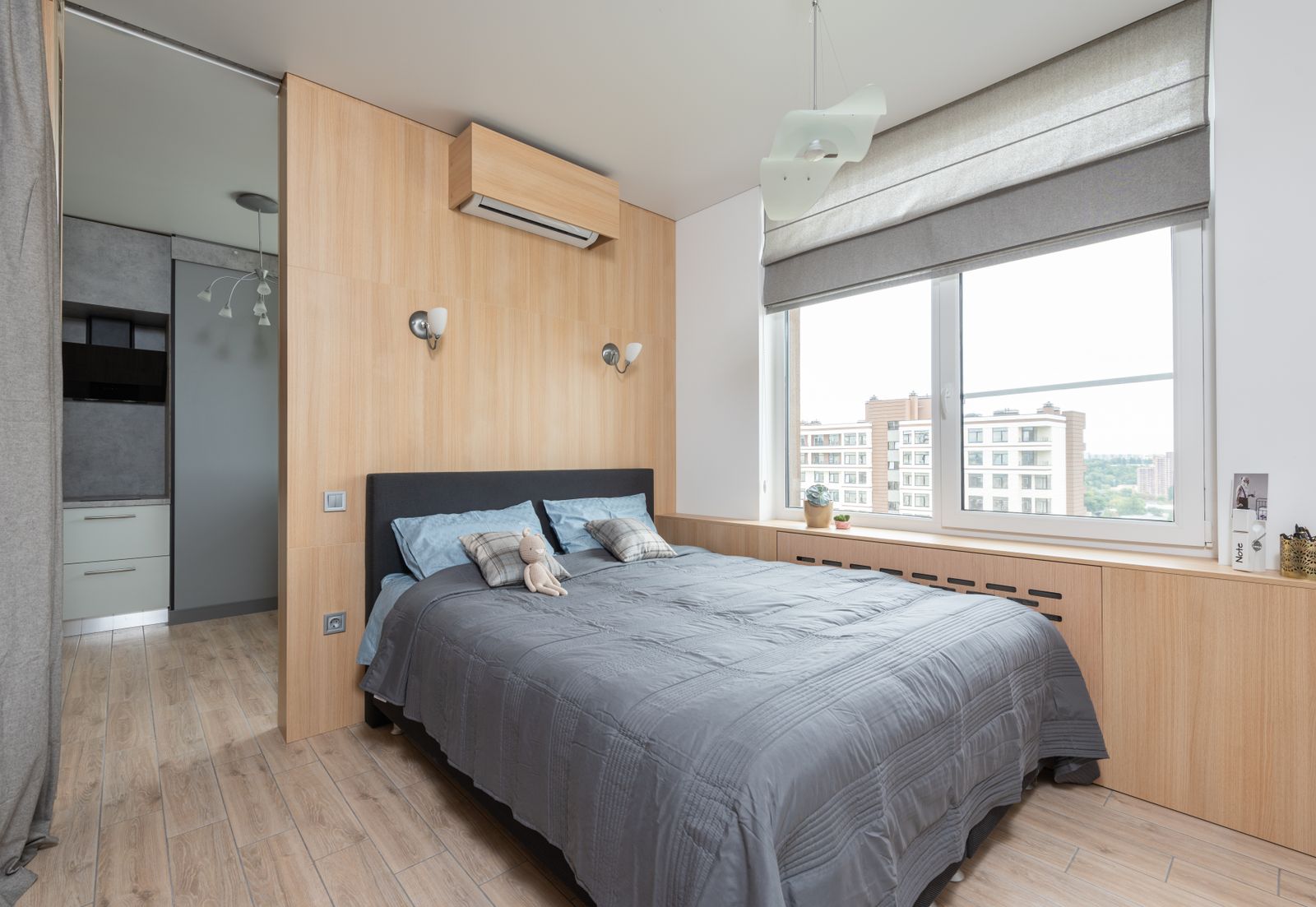 Een licht en modern appartement met bed en keuken.